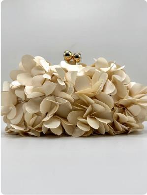 Clutch de Pétalos 3D